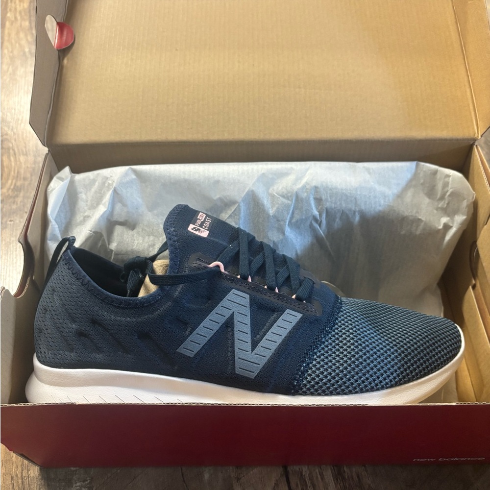 New Balance Women's FuelCore Coast V4 Running Shoe Size 12 Wide - Picture 2 of 9